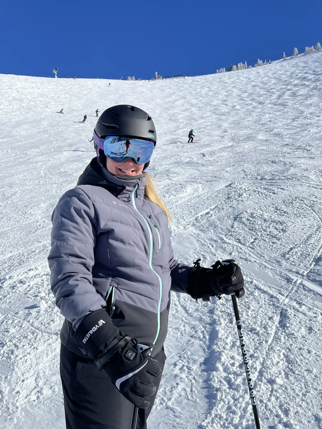 Lindsey wearing the Venustas heated gloves while at Snowbird, UT